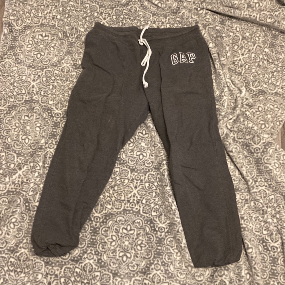 i’m selling sweatpants from gap they are gray